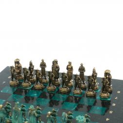 Шахматы "Рыцари" фигуры бронза / патина 28х28 см из змеевика