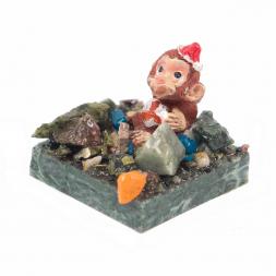 Сувенир &amp;quot;Обезьянка с мячом №1&amp;quot; змеевик