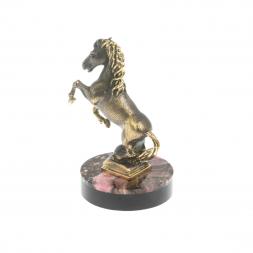 Статуэтка "Конь на дыбах" на подставке из родонита 5х4,5х7,5 см